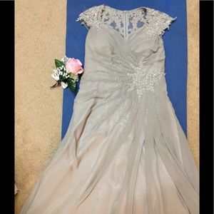 🎉custom made silver gown🎉size 8